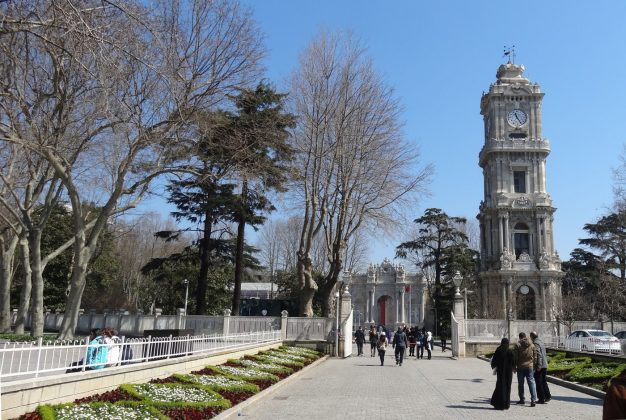 Часовая башня и дворец Долмабахче в Стамбуле