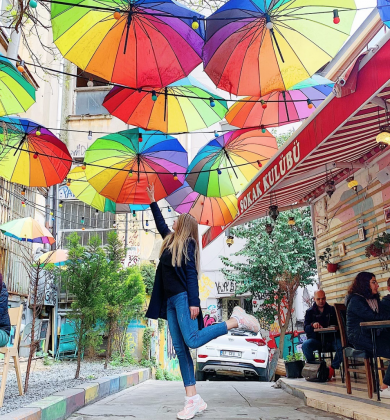 Улица с зонтиками в Стамбуле