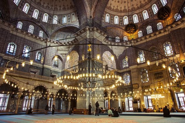 Новая мечеть в Стамбуле внутри