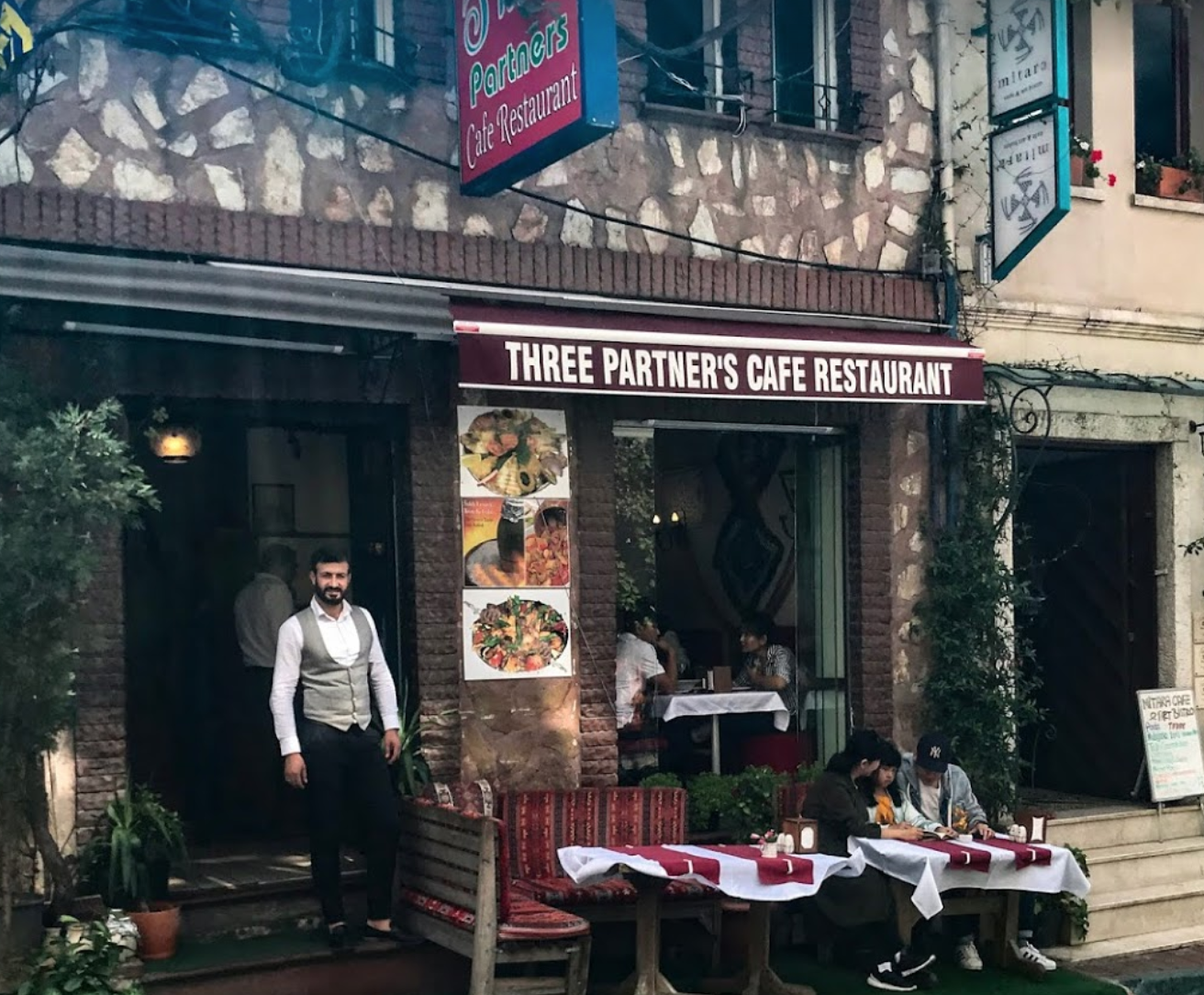 Кафе Three Partners Cafe & Restaurant
